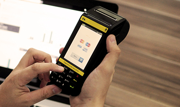 49% dos brasileiros estão com faturas de cartão de crédito em aberto