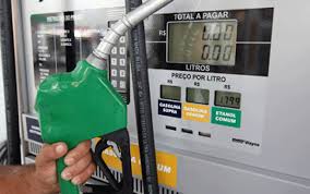 Preço da gasolina cai 11% no Brasil no período de um ano