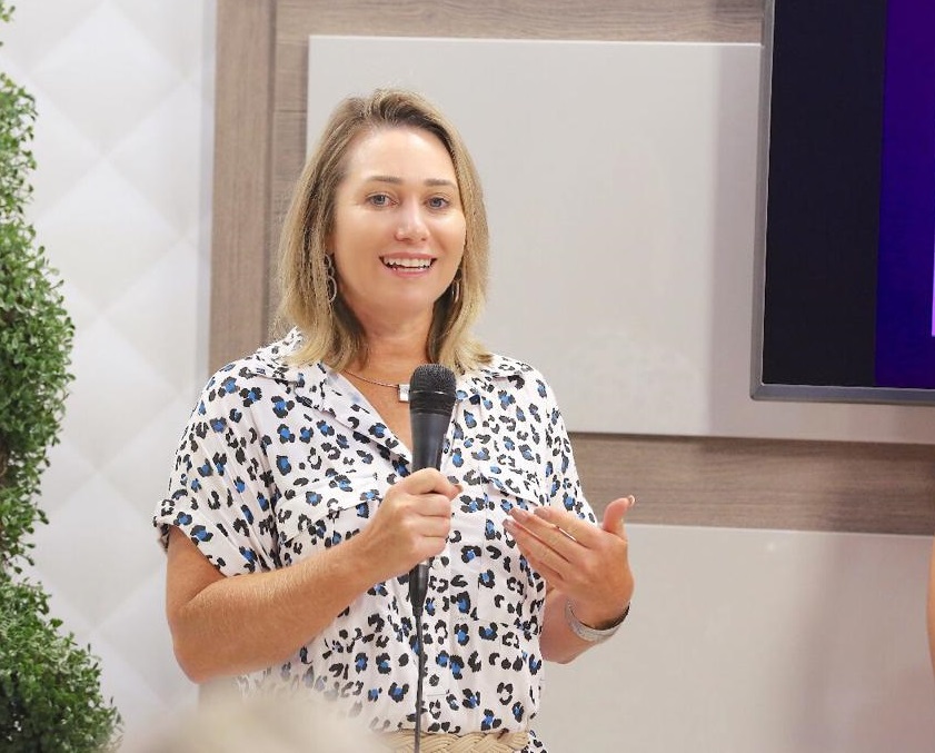Empresária de Curitiba tira dúvidas sobre contabilidade em canal no YouTube