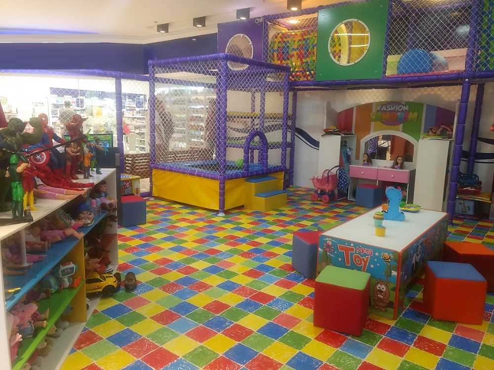 Supermercados investem em espaços kids para garantir comodidade aos pais e entretenimento para as crianças