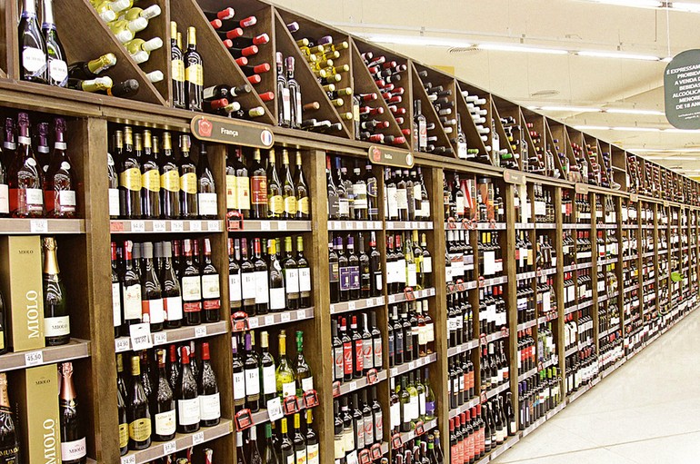 Brasileiro compara preços, mas não abre mão das marcas de bebidas preferidas