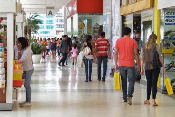 Vendas do comércio brasileiro ficam estáveis em fevereiro