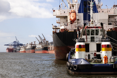 Porto de Paranaguá tem movimento intenso neste fim de semana