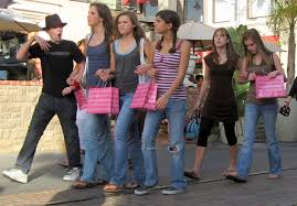 48% dos jovens brasileiros preferem comprar em lojas físicas