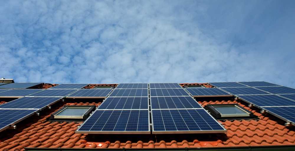 Energia solar em telhados e pequenos terrenos ultrapassa meio milhão de consumidores no Brasil