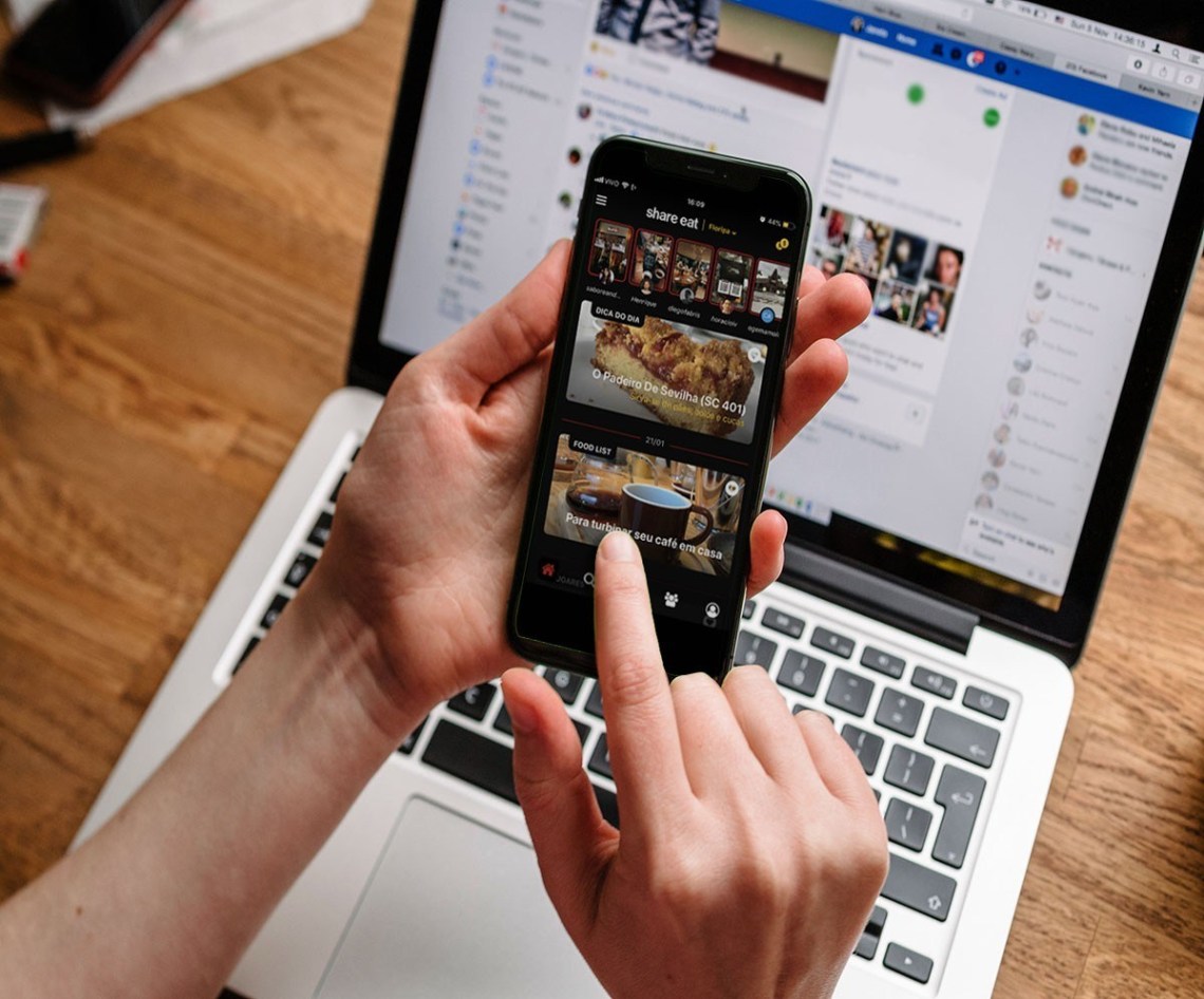 Startup contrata dupla para viajar, comer e beber de graça