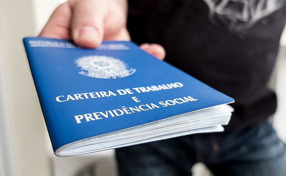 Taxa de desemprego cai para 11,8%