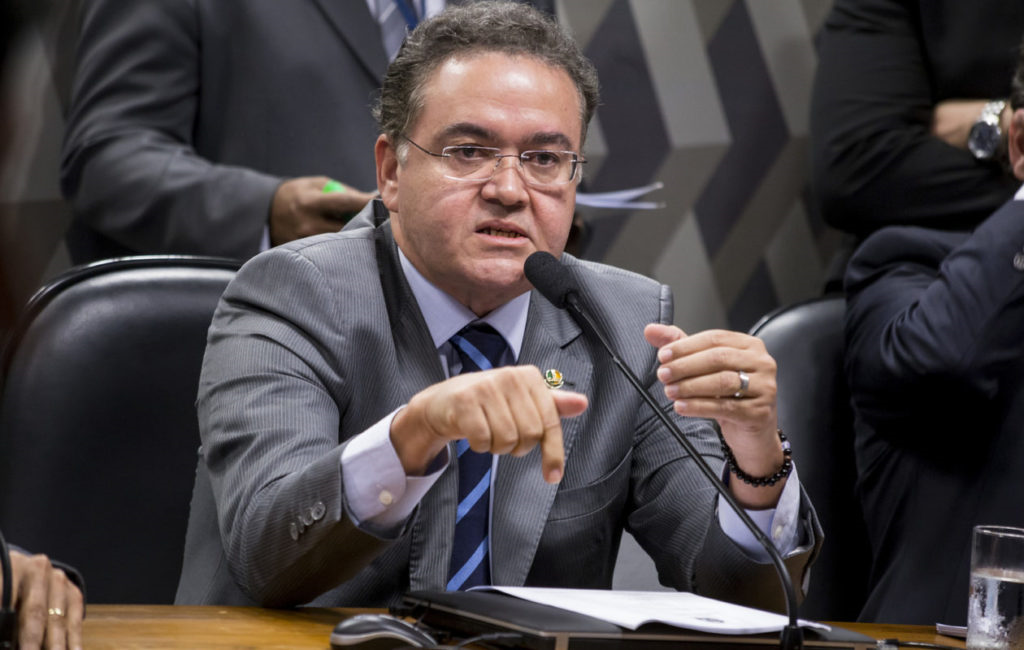 Relator entrega parecer da reforma tributária na CCJ do Senado