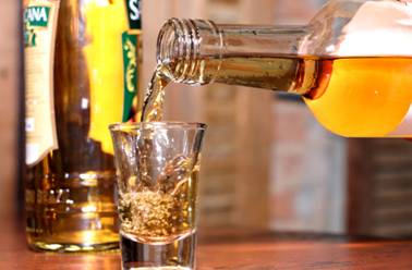 No Dia da Cachaça, desvende como produzir e degustar a bebida mais típica do Brasil