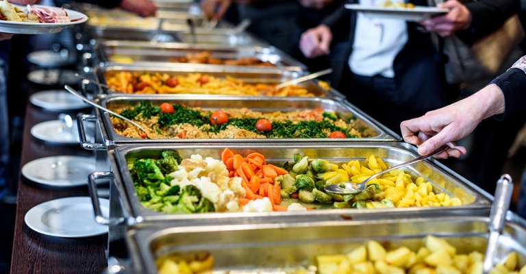 Pesquisa revela que dificuldades de abastecimento e inflação levaram 53% dos food service a alterar o menu