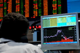 Ibovespa sobe 0,35%, puxado por balanços positivos de empresas