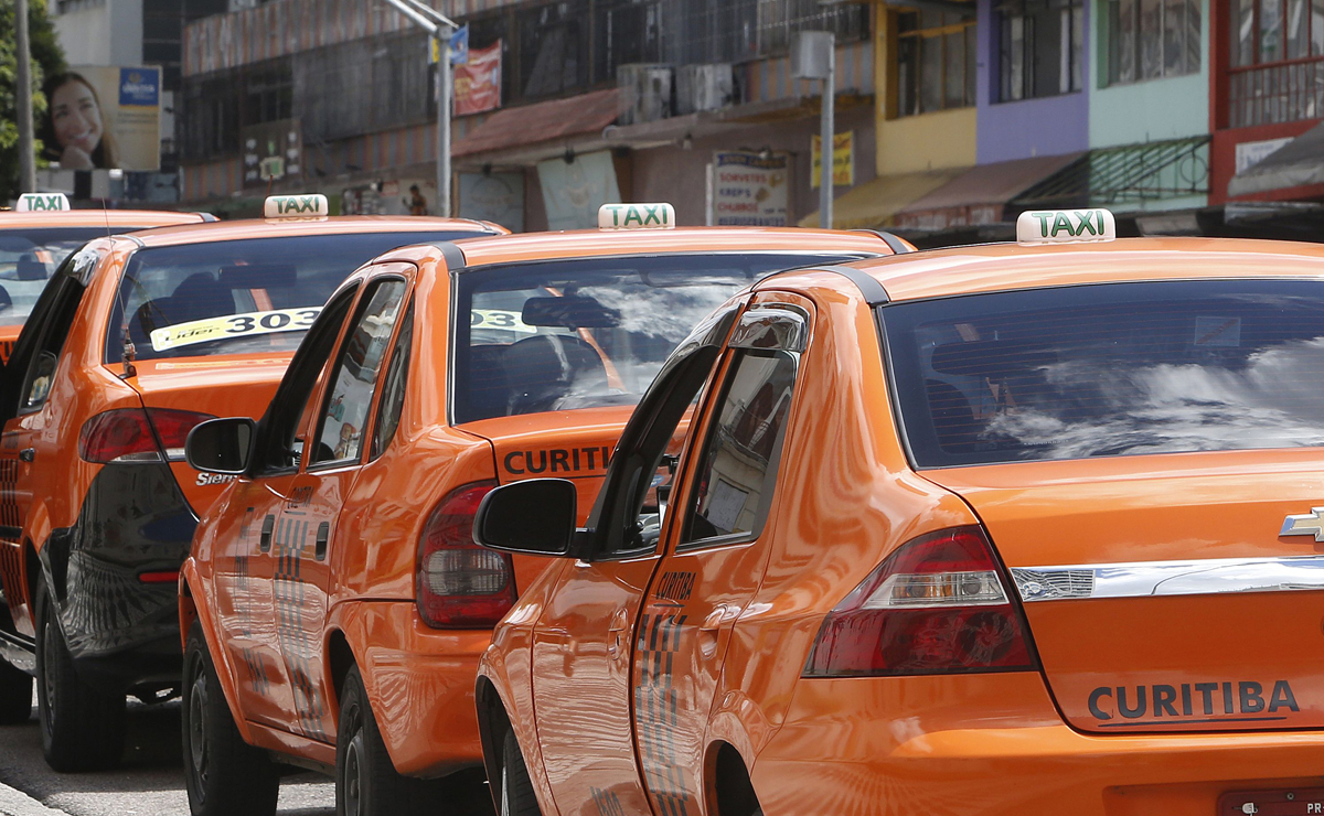 Auxílio Taxista começa a ser pago com parcela dobrada