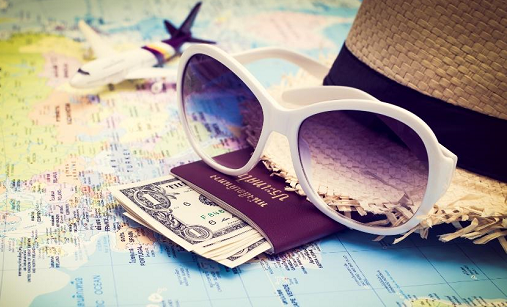 Como viajar com o dólar acima de R$ 4,00?