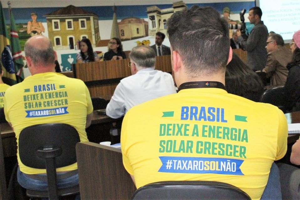 Aneel abre consulta pública sobre novas regras para energia solar, mas não aparece na audiência em Curitiba