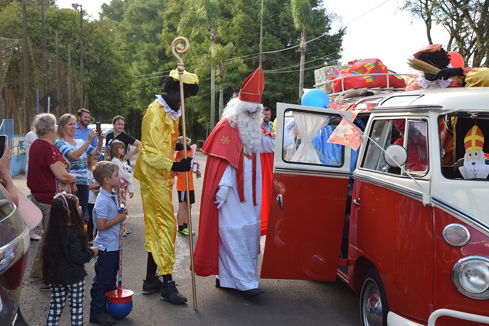 O que é, o que é: chega em dezembro trazendo presentes, mas não é Papai Noel?