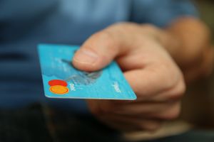Cartão de crédito é soberano entre os meios de pagamento dos lojistas online