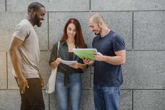 Cenário econômico impacta em investimentos na carreira do universitário brasileiro