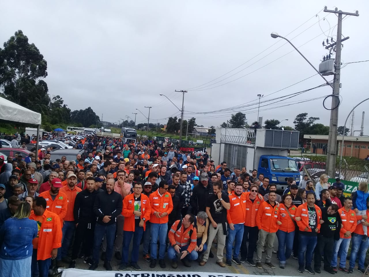 Ato contra fechamento da Araucária Nitrogenados reúne cerca de 2 mil manifestantes no Paraná