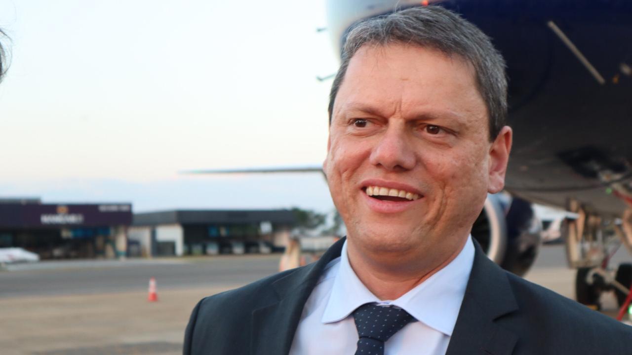 Ministro da Infraestrutura assina contrato para movimentação de celulose no Porto de Paranaguá
