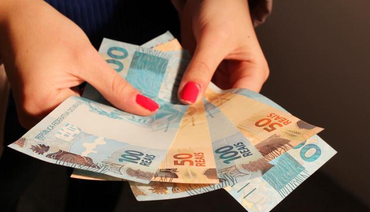 Independência financeira: homens desejam viver de rendimentos e mulheres querem pagar as próprias contas