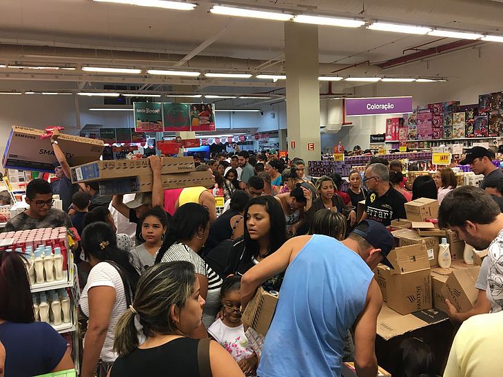 Fluxo de consumidores em lojas cai 3,21% em janeiro