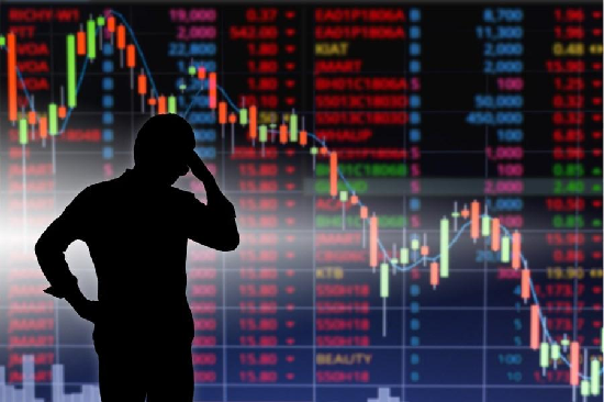 Com impasse sobre pacote americano dólar sobe e bolsa cai 2,35%