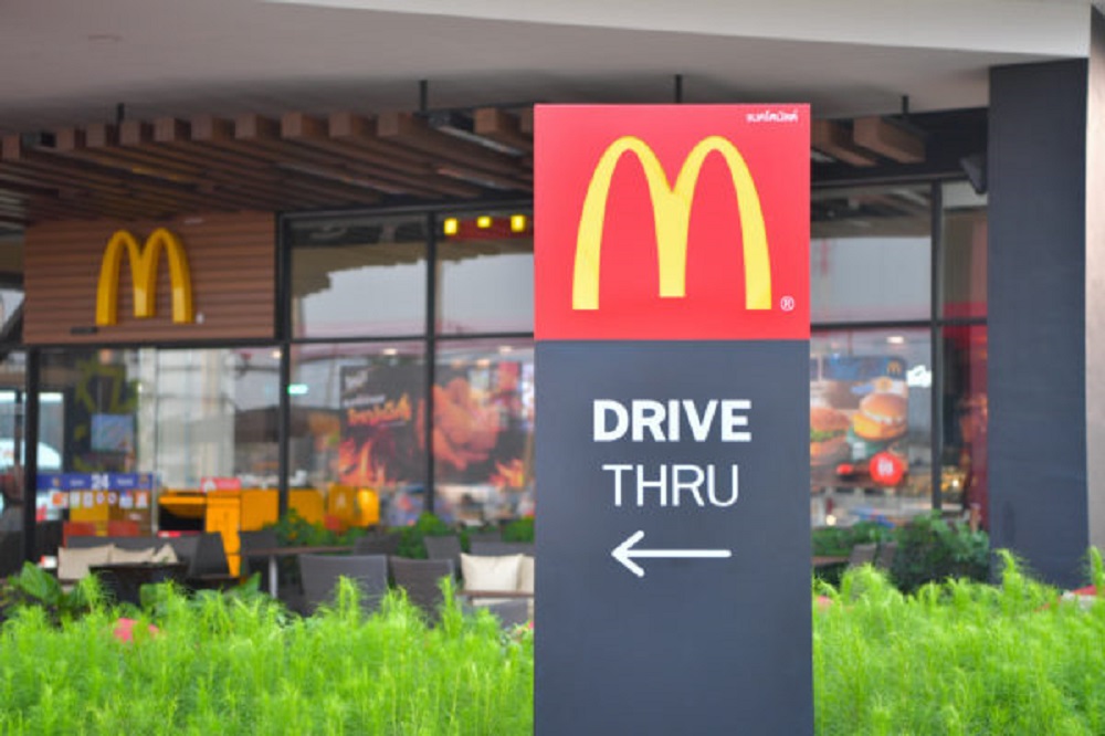 McDonald’s vai operar exclusivamente por delivery, drive-thru e pedidos de viagem