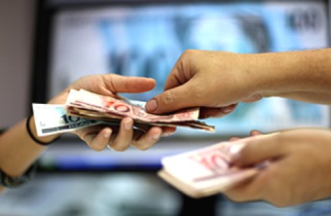 Quitação de dívidas foi 10% maior entre os que receberam auxílio emergencial