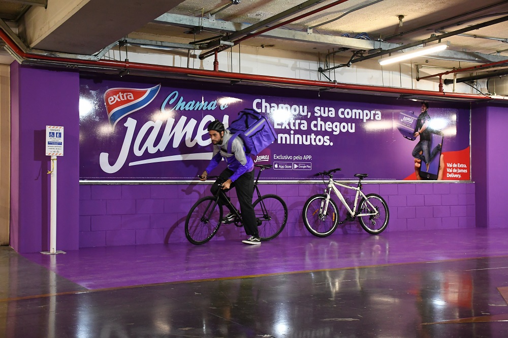 James paga gorjeta em dobro para entregadores