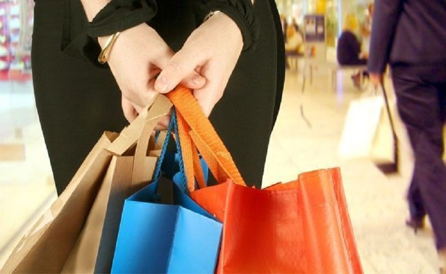 Consumidores economizam créditos do cartão alimentação para gastá-los nas compras de Natal