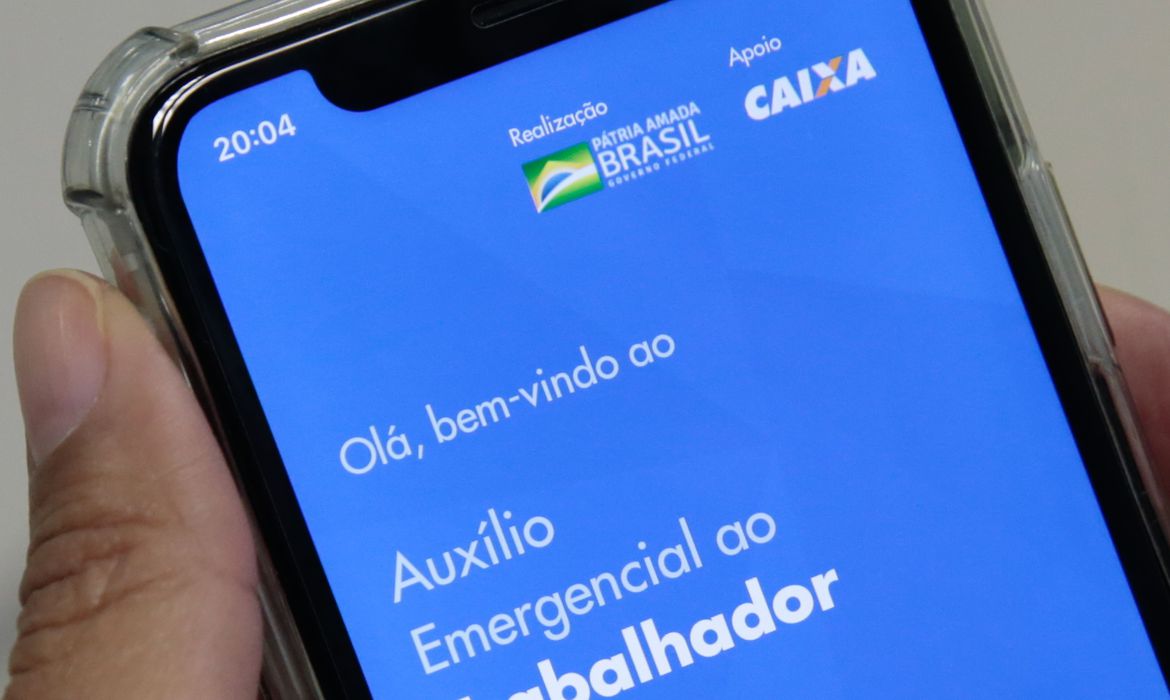 Com valor mais baixo, gastos com auxílio emergencial caem para R$ 17 bilhões mensais