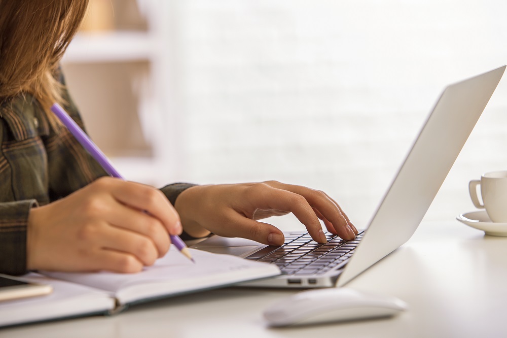 Centro Europeu lança mais de 20 cursos rápidos online para profissionais