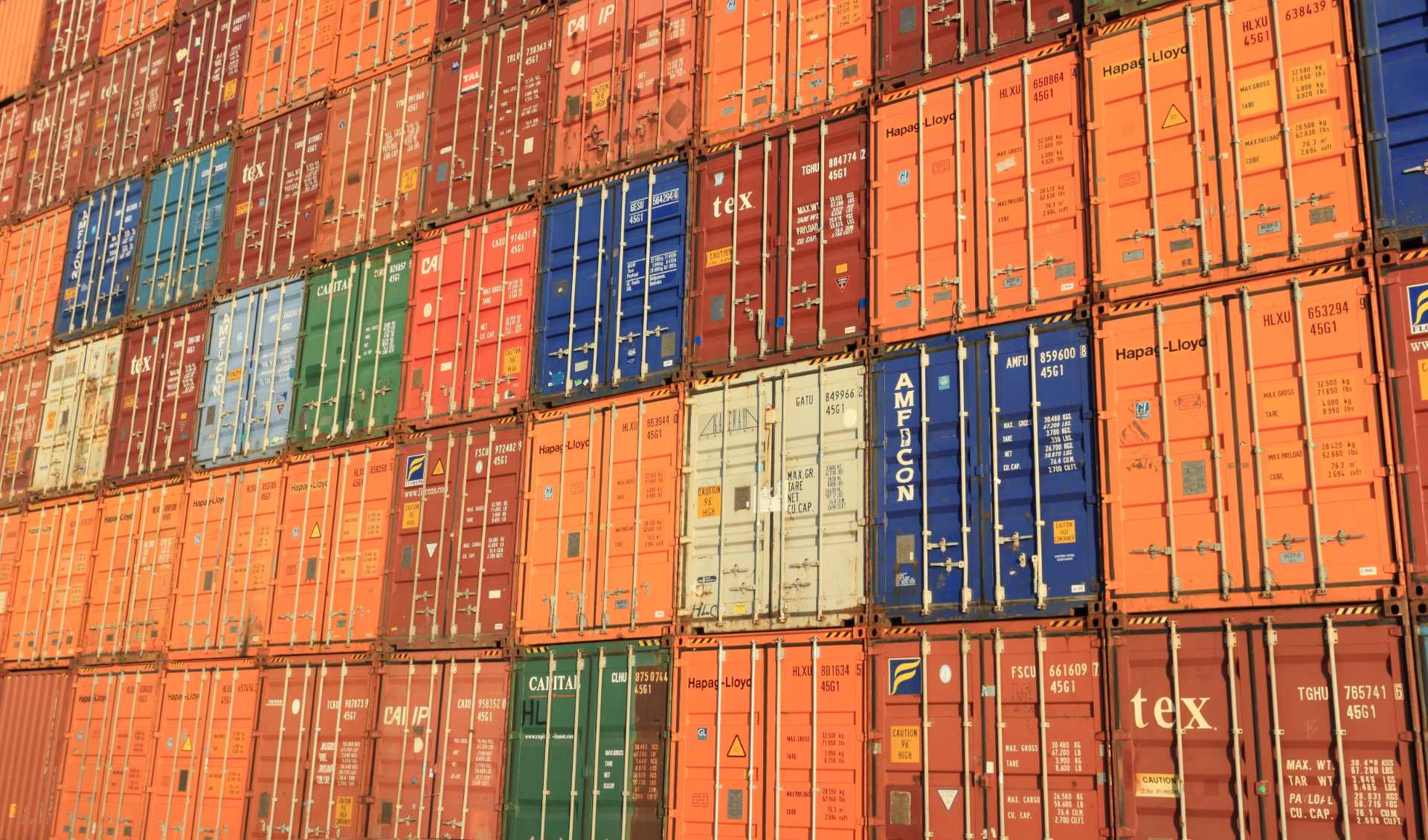 Empresa de logística desenvolve ações que auxiliam o importador e exportador em momentos de escassez de contêineres