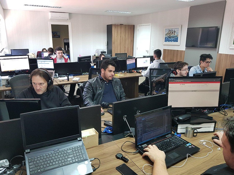Empresa de tecnologia oferece vagas para desenvolvedores de sistemas