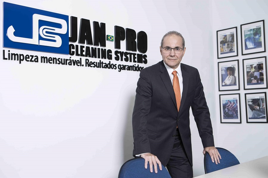 Rede de limpeza comercial investe R$ 1,5 milhão na região de Curitiba e gera 500 empregos diretos