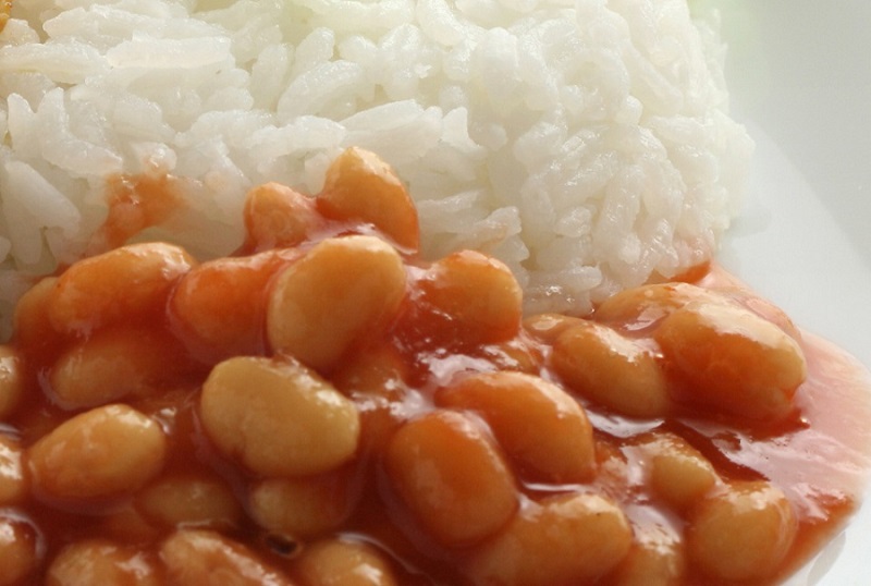 Brasileiros com renda mais baixa consomem mais arroz, feijão e menos produtos industrializados