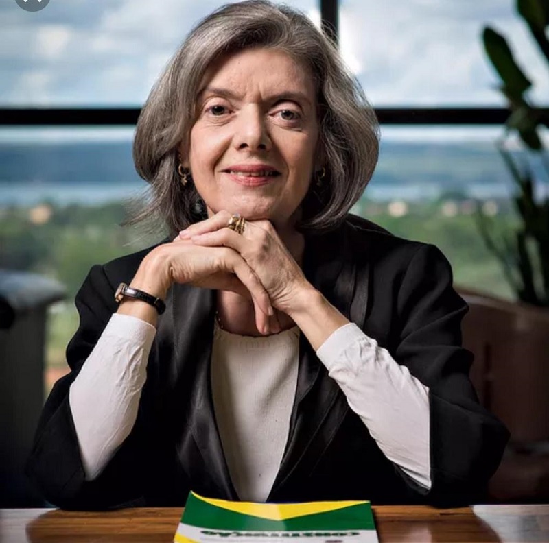 Ministra Cármen Lúcia participa de debate no Unicuritiba