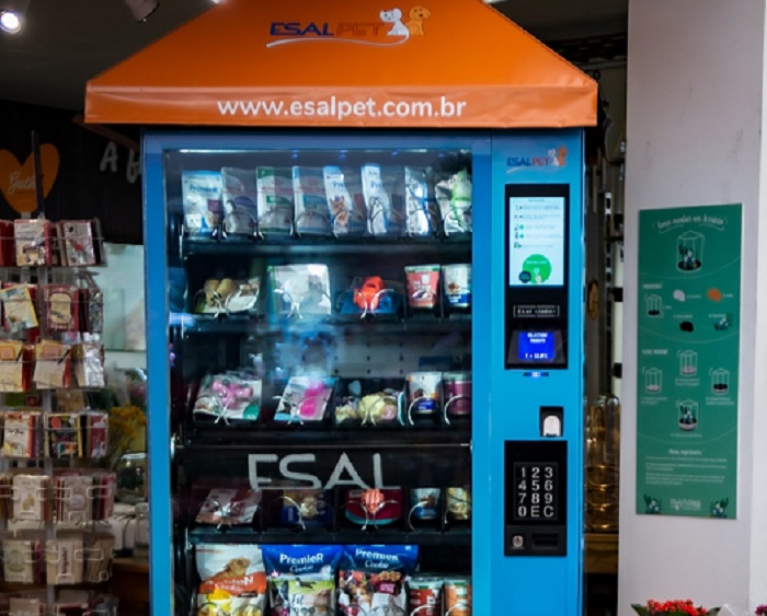 Rede curitibana de petshops lança Vending Machine com produtos para animais