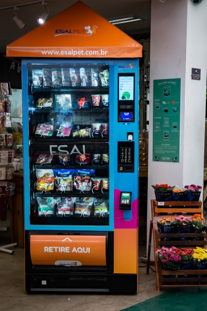 Rede curitibana de petshops lança Vending Machine com produtos para animais