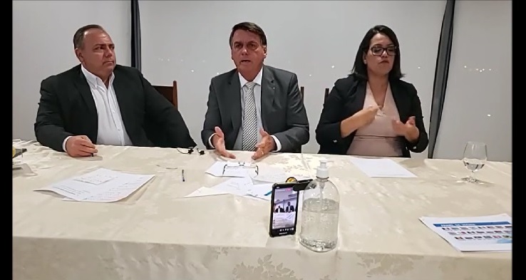 Bolsonaro anuncia que vai zerar tarifa de importação de pneus para beneficiar caminhoneiros