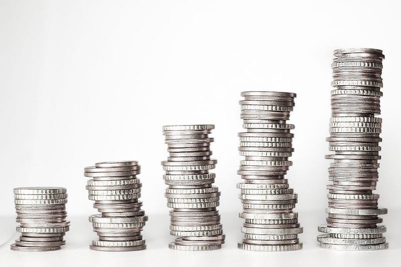 Seis dicas para poupar dinheiro e conseguir pagar as contas à vista