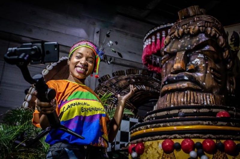 Com desfiles cancelados, comunidade do Carnaval do Rio oferece experiências online via Airbnb