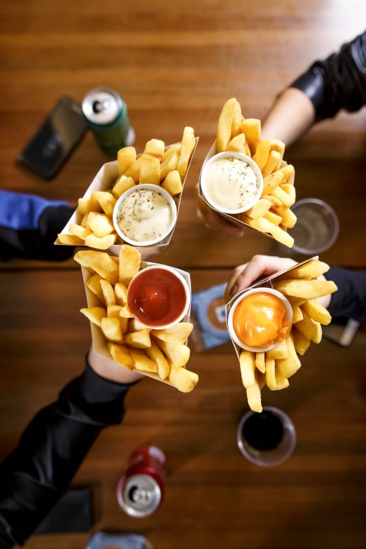Com a alta dos alimentos, brasileiro troca refeição por lanche