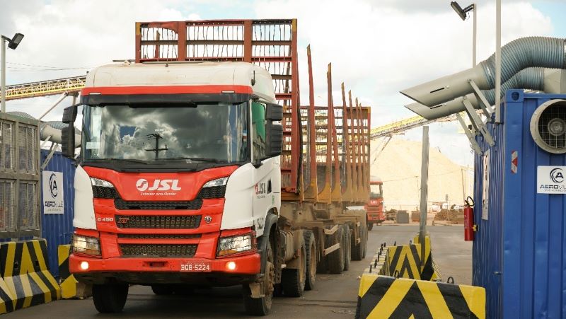 Klabin desenvolve tecnologia inédita para limpeza automática de caminhões