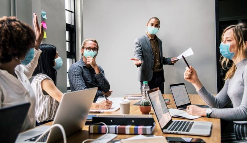 Pesquisa revela que 40% dos brasileiros preferem o modelo híbrido de trabalho