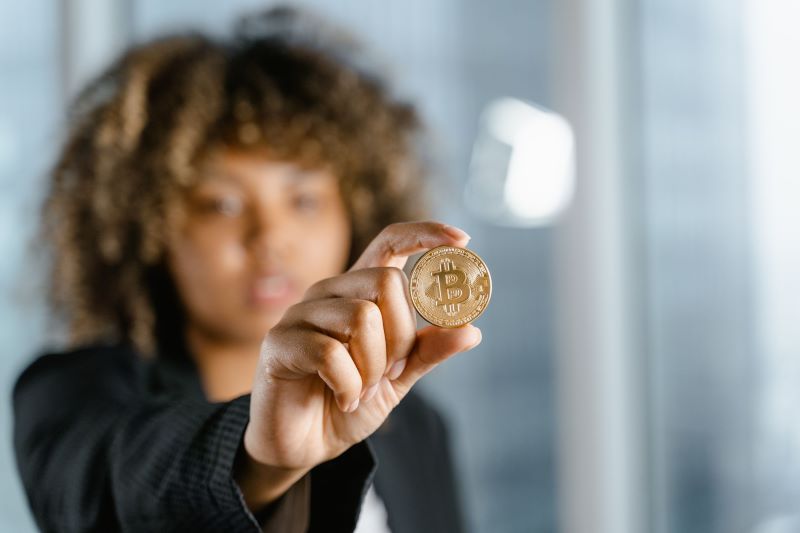 Investidores brasileiros apostam no Bitcoin e jovens são maioria