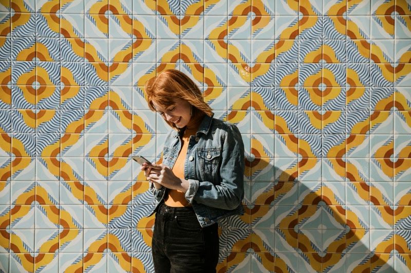 Humor nas redes sociais cresce como estratégia de negócio em tempos de crise