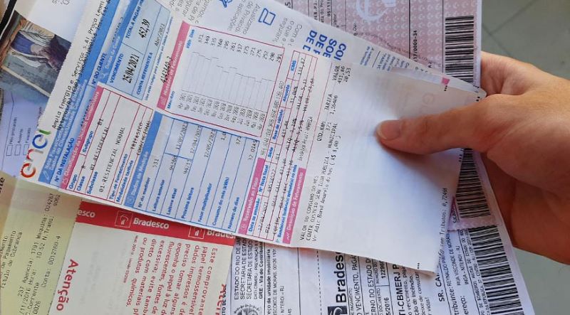 72,4% dos brasileiros vivem em famílias com dificuldades para pagar as contas