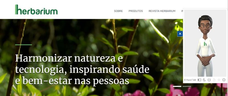 Herbarium promove acessibilidade e inclusão digital com a ajuda da tradutora Maya