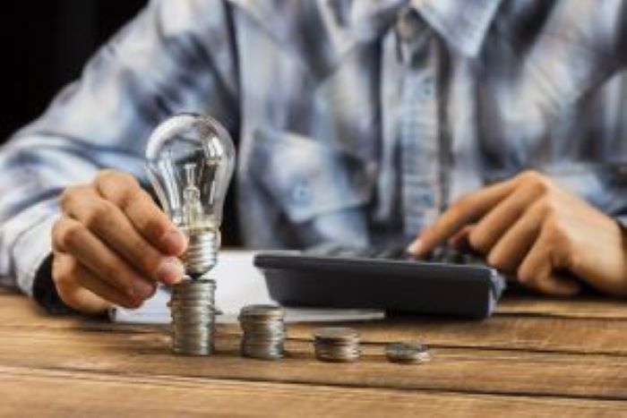 Com energia elétrica mais cara, microempreendedor pode adotar medidas para economizar